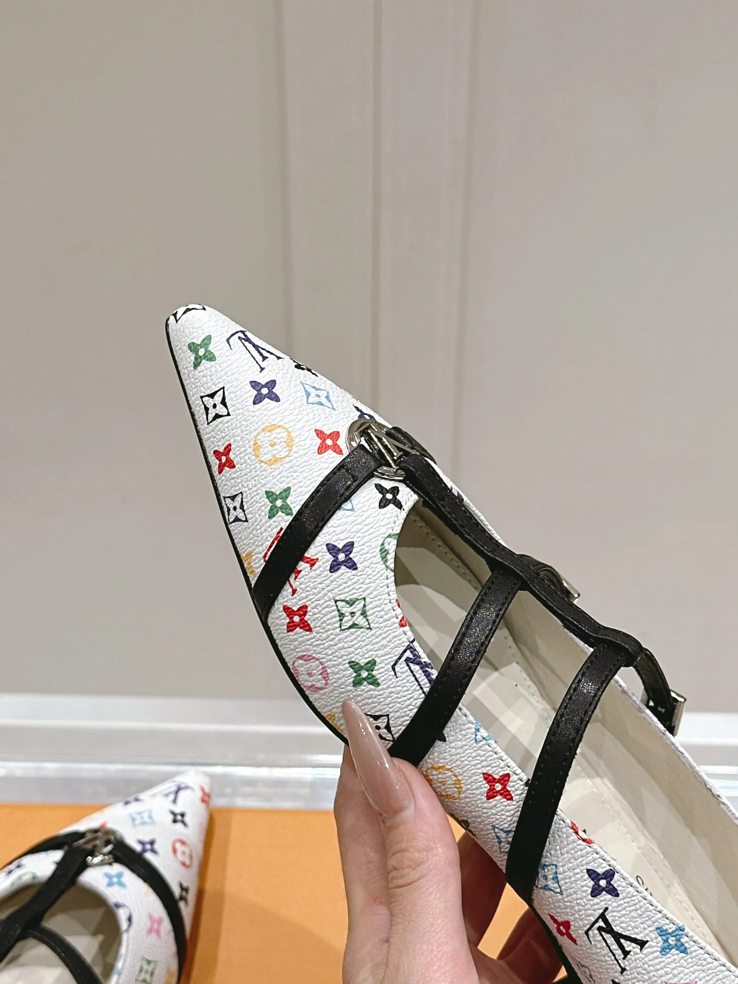 👟👟Ex-factory price 680👟👟 L V➕ Murakami Takashi co-branded series top quality louis vuitton ss25 new arrival～ LV.2025 spring and summer series｜new pointed toe high heels🆕 The small pointed toe of the eagle is matched with a hollow leather strip and a small square buckle to adjust the tightness, and the LV hardware "logo" is embellished, and the details and texture are particularly high-end! The sharp styling effect is a visual feast💯It is difficult to conceal the elegant temperament of LV. It is easy to wear, comfortable, sexy and exquisite ~ Grade A sheepskin lining is soft and breathable. The genuine leather outsole imported from Italy is easy to wear and will not tire your feet. Size: 35-40 (41 customized items are non-refundable)